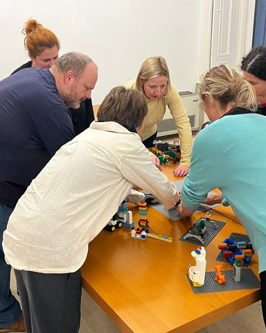 Next Level Build workshop, ahol a csapat tagjai közösen építenek LEGO® Serious PLAY® segítségével